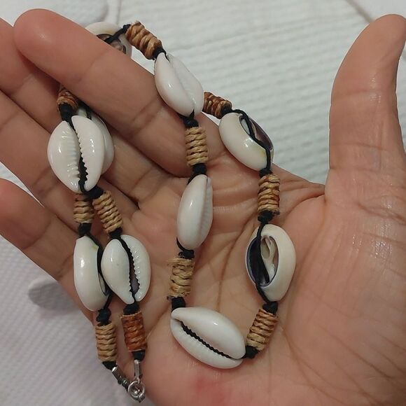 Hawaiian Conch Shells and Jute Beads Surfer Style Choker Men's Necklace - Picture 5 of 5